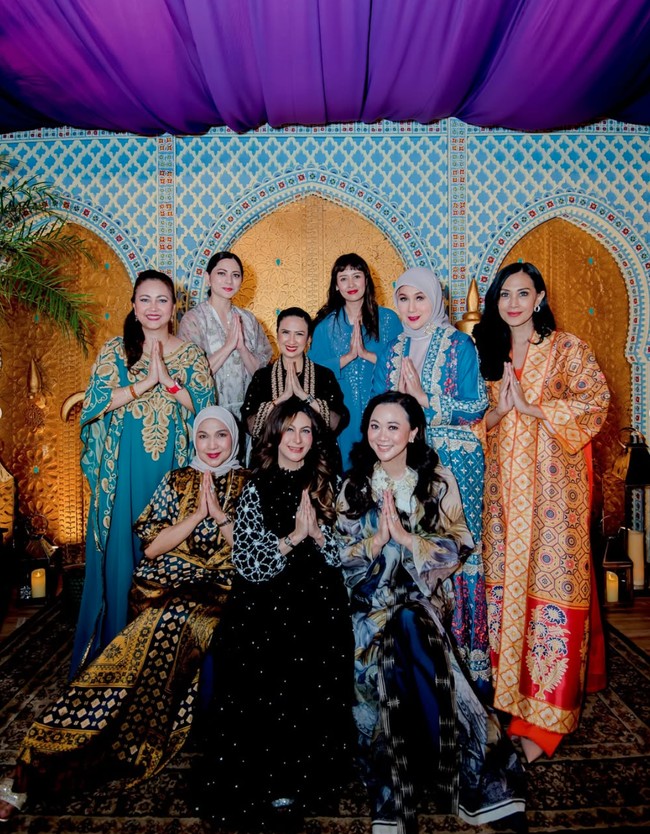 Acara ulang tahun Diana Pungky juga sekaligus menjadi momen buka puasa bareng para geng artis lawas tersebut. Mula dari Cut Keke, Marini Zumarnis, hingga Diah Permatasari turut ikut dan berpose bersama. Foto: Instagram/@marinizumarnisreal