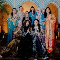 Acara ulang tahun Diana Pungky juga sekaligus menjadi momen buka puasa bareng para geng artis lawas tersebut. Mula dari Cut Keke, Marini Zumarnis, hingga Diah Permatasari turut ikut dan berpose bersama. Foto: Instagram/@marinizumarnisreal