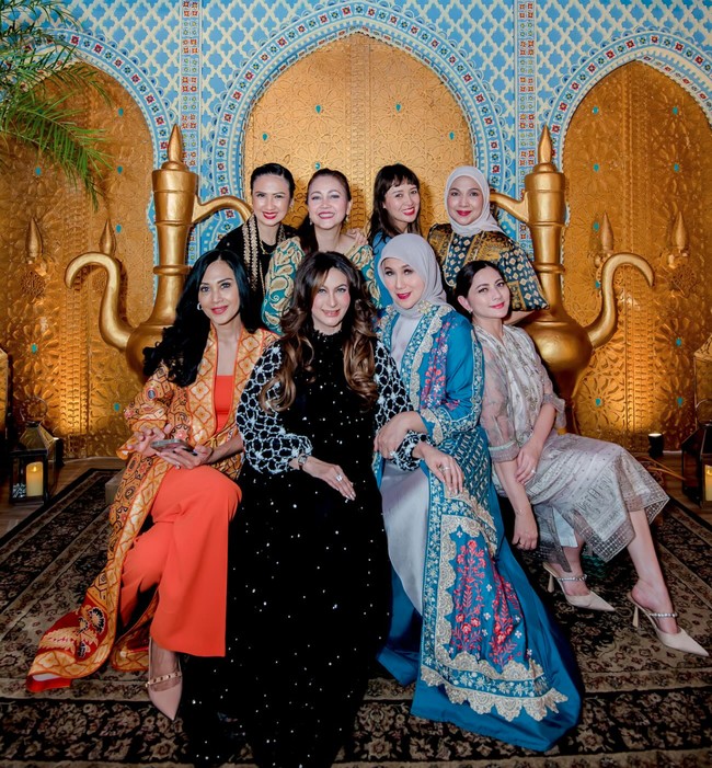 Tampil kompak, para artis lawas tersebut terlihat cantik kenakan dress kaftan warna-warni. Meski sama-sama memiliki kesibukan masing-masing namun mereka masih berusaha menyempatkan waktu untuk kumpul bersama. Foto: Instagram/@marinizumarnisreal