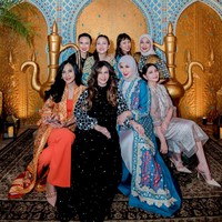 Tampil kompak, para artis lawas tersebut terlihat cantik kenakan dress kaftan warna-warni. Meski sama-sama memiliki kesibukan masing-masing namun mereka masih berusaha menyempatkan waktu untuk kumpul bersama. Foto: Instagram/@marinizumarnisreal