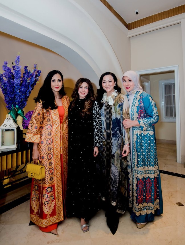 Diana Pungky memilih tampil simpel dan elegan dengan dress kaftan berwarna hitam. Dress tersebut dipercantik dengan taburan mutiara yang membuatnya semakin mewah. Sementara Diah Permatasari tampil fresh dalam balutan busana berwarna oranye. Busana tersebut dipadukan dengan tas berwarna kuning. Foto: Instagram/@marinizumarnisreal