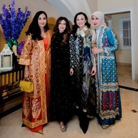 Diana Pungky memilih tampil simpel dan elegan dengan dress kaftan berwarna hitam. Dress tersebut dipercantik dengan taburan mutiara yang membuatnya semakin mewah. Sementara Diah Permatasari tampil fresh dalam balutan busana berwarna oranye. Busana tersebut dipadukan dengan tas berwarna kuning. Foto: Instagram/@marinizumarnisreal