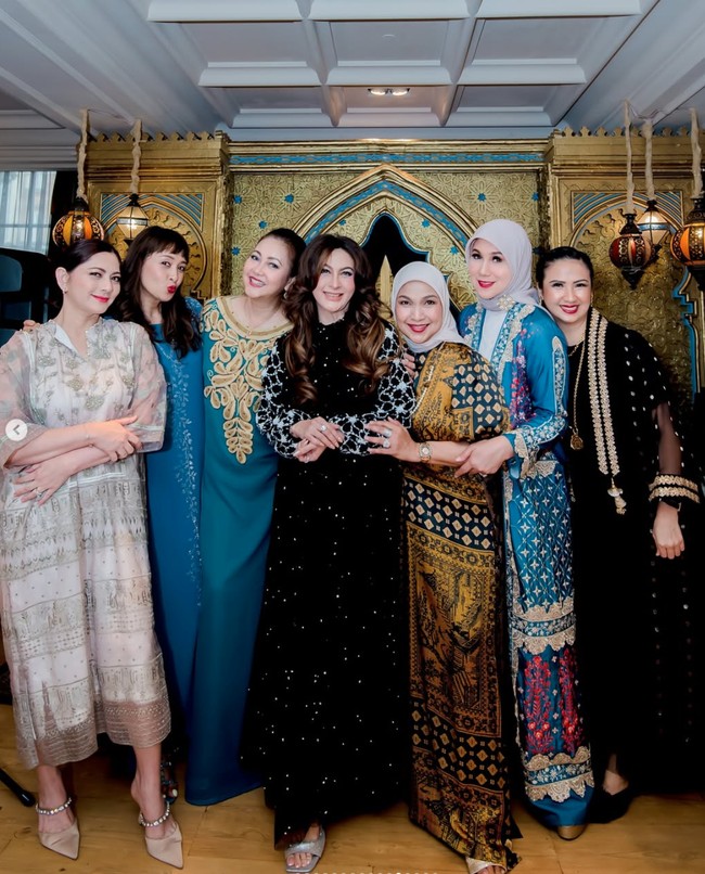 Tak kalah memukau, Marini Zumarnis memilih warna biru dipadukan dengan aksen motif berwarna coklat keemasan dan merah. Ia kemudian memadukan tampilannya dengan hijab berwarna coklat muda. Foto: Instagram/@marinizumarnisreal