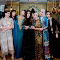 Tak kalah memukau, Marini Zumarnis memilih warna biru dipadukan dengan aksen motif berwarna coklat keemasan dan merah. Ia kemudian memadukan tampilannya dengan hijab berwarna coklat muda. Foto: Instagram/@marinizumarnisreal