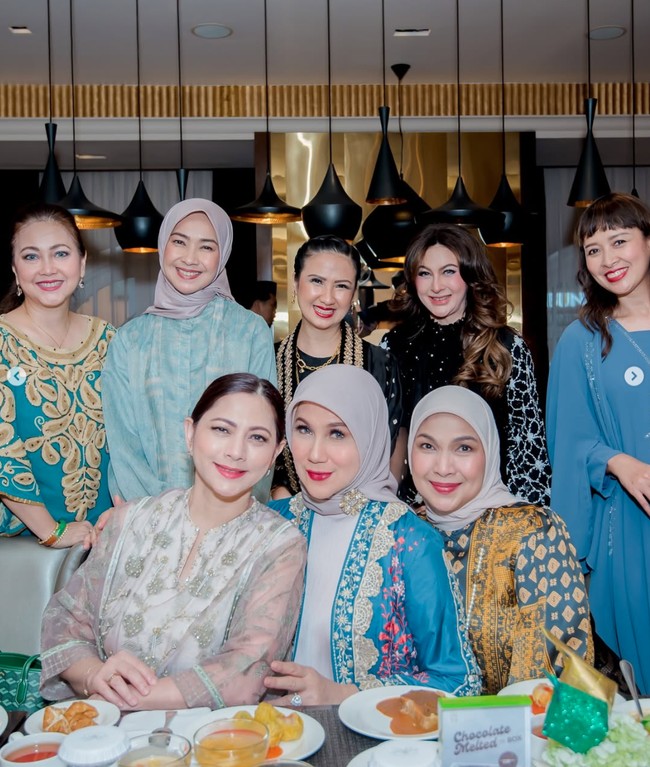 Meski sudah berusia tak lagi muda namun pesona kecantikan para artis lawas tersebut masih begitu terpancar. Tetap terlihat awet muda, penampilan Diana Pungky hingga Marini Zumarnis pun banjir pujian netizen. Foto: Instagram/@marinizumarnisreal