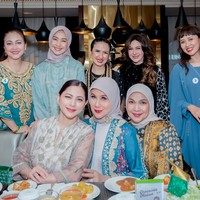 Meski sudah berusia tak lagi muda namun pesona kecantikan para artis lawas tersebut masih begitu terpancar. Tetap terlihat awet muda, penampilan Diana Pungky hingga Marini Zumarnis pun banjir pujian netizen. Foto: Instagram/@marinizumarnisreal