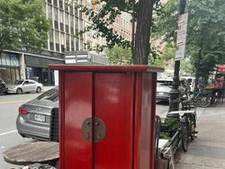 Tradisi Unik New York, Buang Barang Berharga dari Piano Sampai Motor!