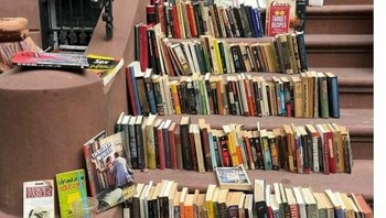 Menariknya, barang-barang yang ditinggalkan tentu bukan barang bekas sembarangan. Bahkan ada yang meninggalkan barang super mewah dari piano bahkan motor.