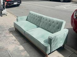 Tradisi Unik New York, Buang Barang Berharga dari Piano Sampai Motor!