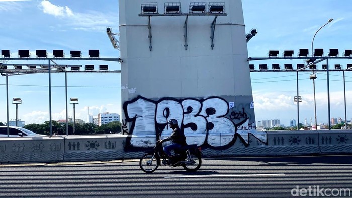 Vandalisme di Flyover Mochtar Kusumaatmadja alias Pasupati.