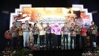 Peluncuran program Mudik Aman Keluarga Nyaman dilakukan secara simbolis peletakan tangan Wakapolri bersama Kakorlantas pada LED cube di Auditorium Menara Bank Mega, Tendean, Jakarta Selatan, Jumat (14/3/2025).