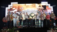 Selain itu, hadir pula Direktur Utama Jasa Marga Subakti Syukur, Direktur Utama Jasa Raharja Rivan A. Purwantono, Direktur Utama PT ASDP Indonesia Ferry Heru Widodo, Direktur Utama PT PELNI Tri Andayani, Direktur Utama InJourney Maya Watono, Presiden Direktur Lion Group Capt. Daniel Putut Kuncoro Adi serta Pendiri Institut Studi Transportasi, Darmaningtyas.