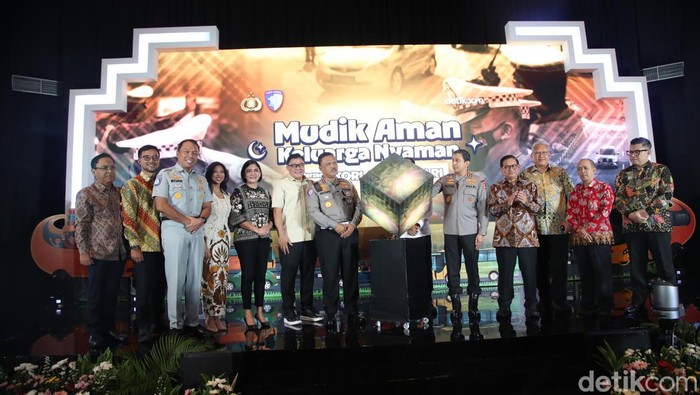 Wakapolri hingga Chairul Tanjung menghadiri acara mudik aman keluarga nyaman bersama korlantas. Ini momennya.