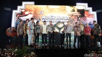 Peluncuran progam juga diikut oleh Gubernur Jakarta Pramono Anung, Direktur Jalan Bebas Hambatan Ditjen Bina Marga KPUPR Wilan Oktavian dan Anggota Komisi V DPR RI Danang Wicaksana dan pemimpin redaksi detikcom Alfito Deannova Gintings.