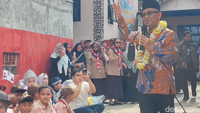 Wakil Menteri Dikdasmen Atip Latipulhayat Kunjungi SD di KBB