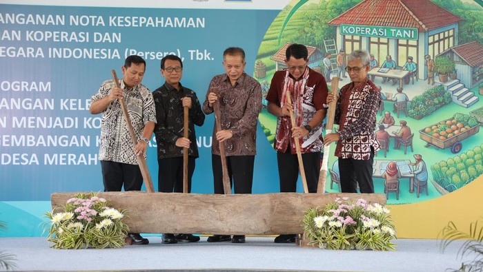 Wakil Menteri Koperasi Ferry Juliantono meresmikan Gabungan Kelompok Tani (Gapoktan) Sidomulyo, Godean, Sleman, menjadi Koperasi Desa Merah Putih, Jumat (14/3/2025).