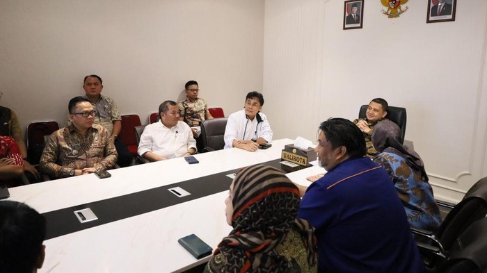 Wali Kota Makassar Munafri Appi Arifuddin rapat koordinasi dengan Unhas membahas persoalan banjir.