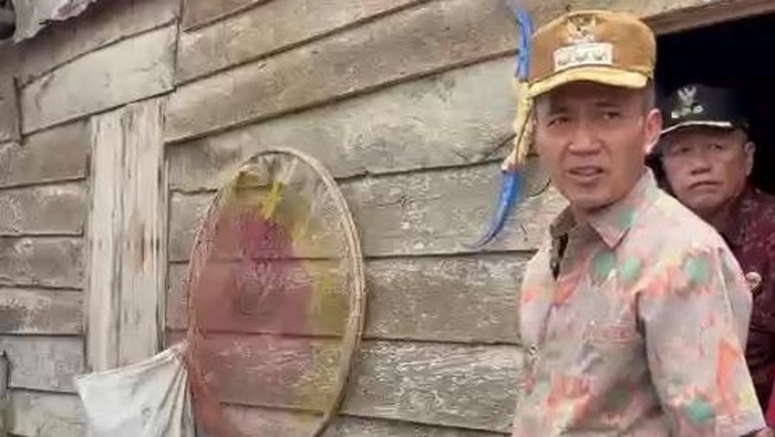 Wali Kota Palembang Ratu Dewa mengunjungi rumah warga yang ditabrak tongkang