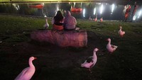 Pengamat di beberapa bagian Eropa akan melihat sekilas bulan terbenam. Namun, masyarakat yang ada di Asia Timur akan melihat fenomena ini saat bulan terbit.