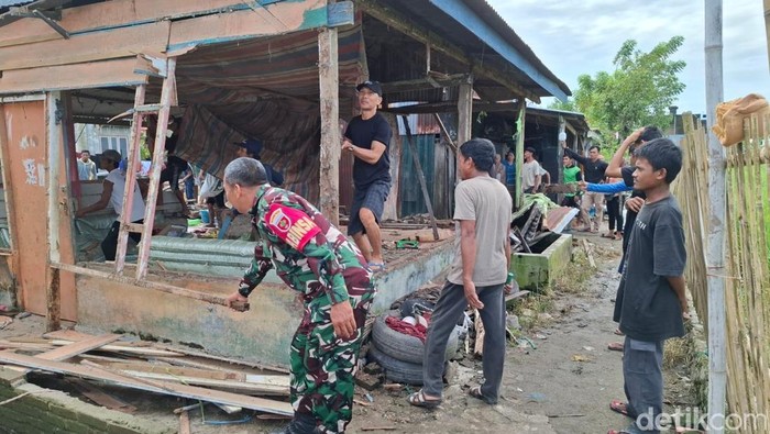 Warga membongkar rumah ayah yang memperkosa anak kandungnya di Pinrang.