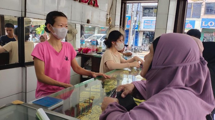 Warga Palembang menjual emas di toko emas