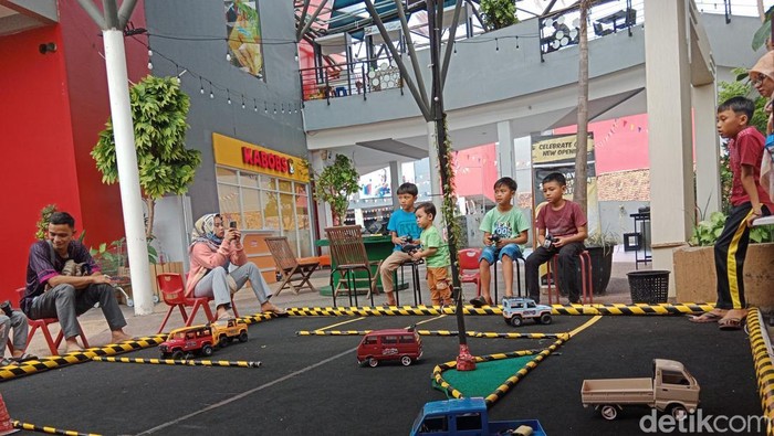 Warga Sumedang saat ngabuburit bermain remote control di Asia Plaza.