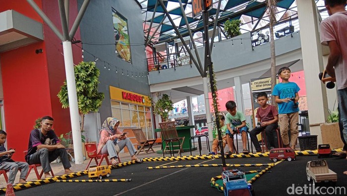 Warga Sumedang saat ngabuburit bermain remote control di Asia Plaza.