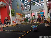 Serunya Warga Sumedang Menunggu Azan Maghrib Sambil Main Mobil Remote Control