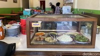 Selama Ramadan, warkop ini buka mulai dari jam 11.00 hingga 04.00. Suasananya sama seperti warkop biasa yang sederhana dengan meja dan kursi kayu. Foto: detikcom/Riska Fitria