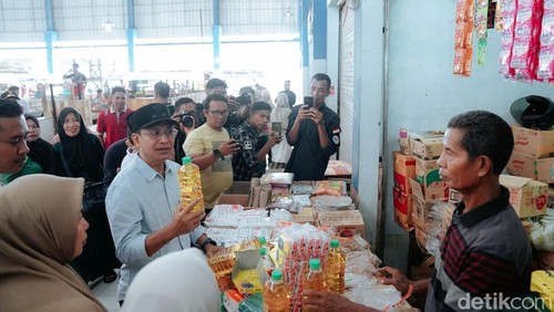 Wawalkot Kota Bima Feri Sofiyan sidak di pasar Raya Amahami, memastikan stok bapok aman dan harganya stabil jelang Lebaran 2025, Jumat, (14/3/2025). (Dok. Rafiin/detikBali)