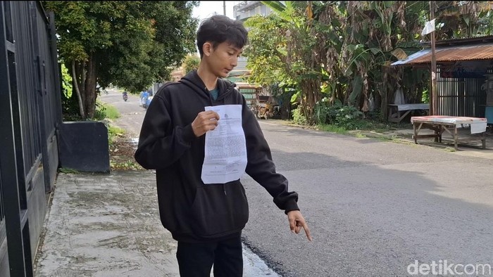 Yoga menunjukkan lokasi kejadian pencurian motor miliknya.