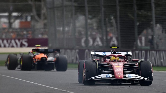 MELBOURNE, AUSTRALIA - MARCH 15: Lewis Hamilton of Great Britain driving the (44) Scuderia Ferrari SF-25 spins behind Lando Norris of Great Britain driving the (4) McLaren MCL39 Mercedes on track during qualifying ahead of the F1 Grand Prix of Australia at Albert Park Grand Prix Circuit on March 15, 2025 in Melbourne, Australia. (Photo by Mark Sutton - Formula 1/Formula 1 via Getty Images)
