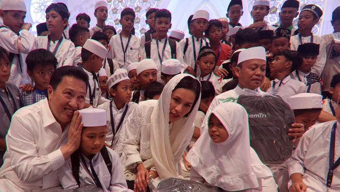 Presiden Direktur PT Alamtri Resources Indonesia Tbk (AlamTri) Garibaldi Thohir (kanan) menyapa anak yatim saat acara Buka Puasa Bersama 1000 Anak Yatim di Masjid At-Thohir, Depok, Jawa Barat, Jumat (14/03/2025). Acara bertema Bersama dalam Keberkahan, Berbagi dalam Kebahagiaan itu merupakan kegiatan rutin tahunan sejak tahun 2011 untuk memberikan momen kebahagiaan bagi anak-anak yatim serta mempererat silaturahmi dan rasa syukur dengan berbagi kebaikan di bulan Ramadhan. ANTARA FOTO/Yulius Satria Wijaya/tom.