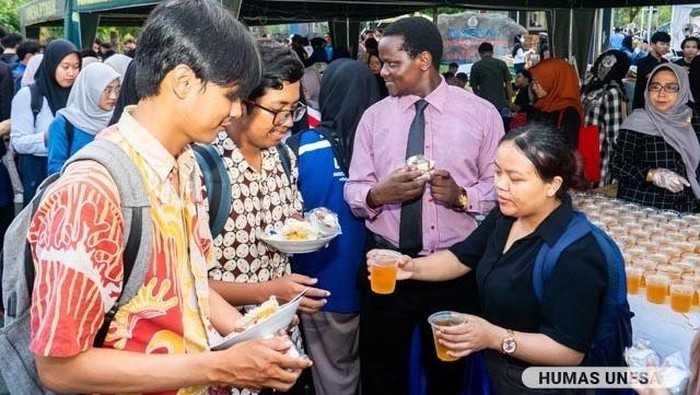 Antusiasme warga Unesa berburu paket buka bersama gratis.