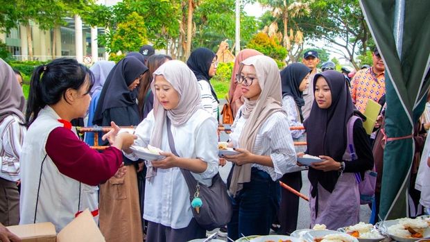 Antusiasme warga Unesa berburu paket buka bersama gratis.