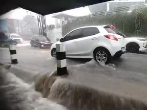 Sebuah Mobil Terjebak Banjir di Kawasan Sudimoro Malang