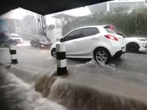 Sebuah Mobil Terjebak Banjir di Kawasan Sudimoro Malang