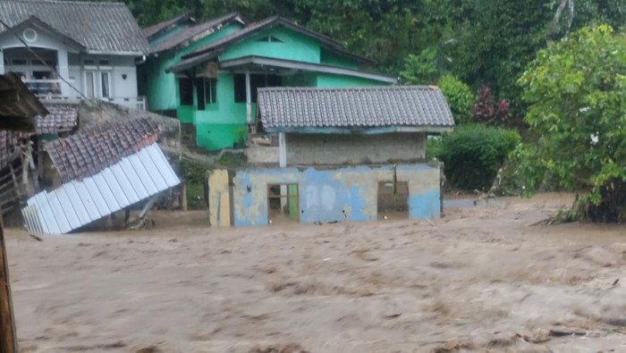 Banjir menerjang nyalindung cipatat KBB