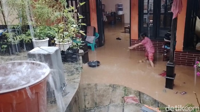 Banjir mulai memasuki rumah warga di area yang cukup tinggi di Desa Cihanjuang, Kecamatan Cimanggung, Kabupaten Sumedang,