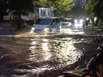 Surabaya Diguyur Hujan Sejak Siang hingga Malam, Sejumlah Kawasan Tergenang