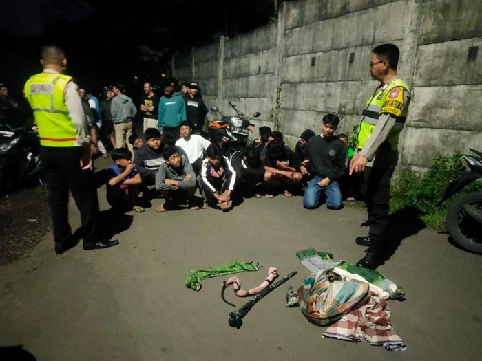 Belasan remaja di Singosari diamankan karena perang sarung