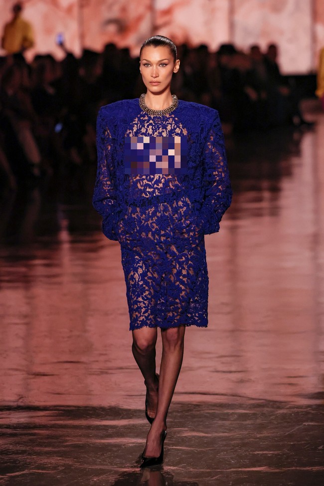 Bella Hadid melenggang di fashion show Saint Laurent untuk koleksi Womenswear Ready-to-wear Fall-Winter 2025/2026 di Paris Fashion Week. Foto: AP Photo/Thomas Padilla