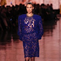 Bella Hadid melenggang di fashion show Saint Laurent untuk koleksi Womenswear Ready-to-wear Fall-Winter 2025/2026 di Paris Fashion Week. Foto: AP Photo/Thomas Padilla