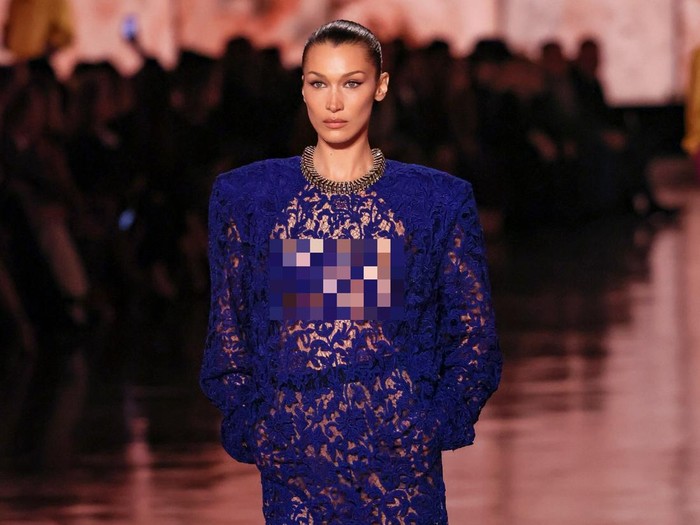 Bella Hadid mengenakan lace dress di show Saint Laurent.
