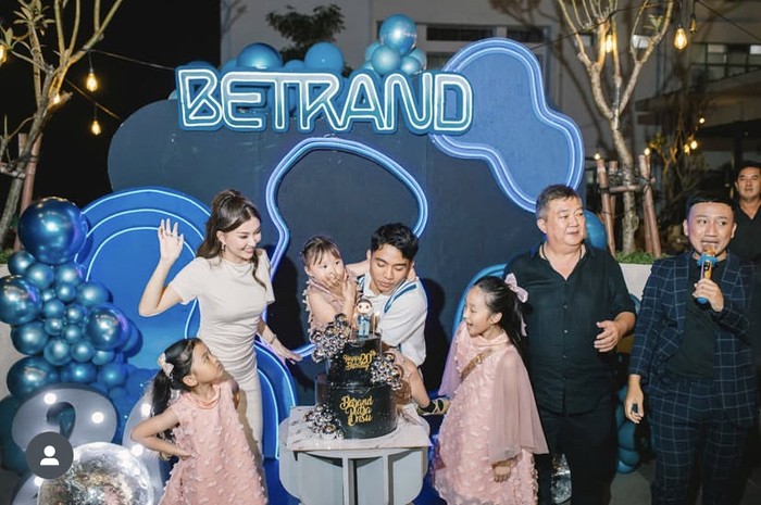 Betrand Peto Rayakan Pesta Ulang Tahun ke-20 dengan Banyak Kue