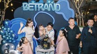 Penyanyi yang akrab disapa Onyo ini tampak terharu ketika Sarwendah memberikannya kejutan kue ulang tahun di pestanya. Foto: Instagram @betrandpetoputraonsu