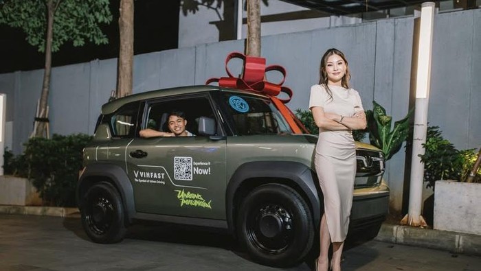 Betrand Peto Rayakan Pesta Ulang Tahun ke-20 dengan Banyak Kue