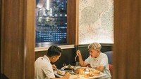 Selain merayakan pesta ulang tahun dengan Sarwendah, Betrand juga sempat makan malam dengan Ruben Onsu. Foto: Instagram @betrandpetoputraonsu
