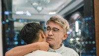 Ruben turut merayakan ulang tahun sang putra dengan memberikannya kejutan berupa kue di acara makan malam mereka. Foto: Instagram @betrandpetoputraonsu