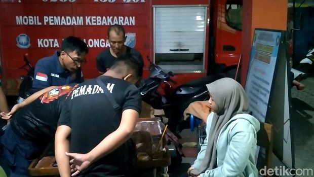 Seorang wanita bernama Putri ketika curhat ke Damkar Kota Pekalongan usai menjadi korban penipuan, Jumat (14/3/2025) malam.